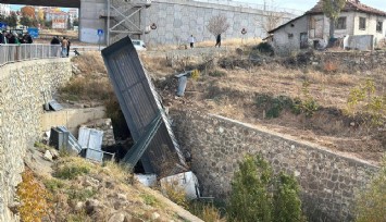 Uşak'ta sürücüsüz tır karşı şeride geçerek dereye düştü