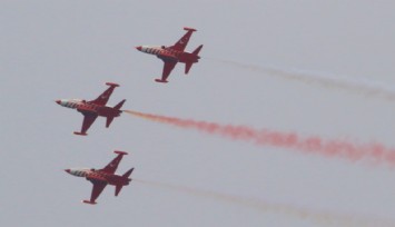 Antalya'da Türk Yıldızları’ndan Ata'ya Saygı Uçuşu