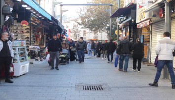 İzmir'de yolda yürüyen genç kıza durduk yere tekme attı, esnaftan meydan dayağı yedi