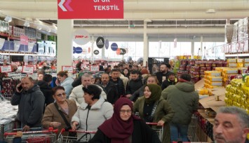 Silivri'de hediye çeki izdihamı: Geceyi çadırda geçirdiler