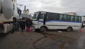 Manisa’da süt kamyonu ile servis minibüsü çarpıştı: 9 yaralı