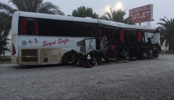 Denizli'de yolcu otobüsü tıra çarptı: 1 can kaybı, 20 yaralı