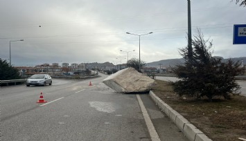 Afyonkarahisar'da faciadan dönüldü: Tırdan düşen mermer blok sürücülere zor anlar yaşattı