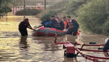 Manavgat'taki su baskınlarında mahsur kalan vatandaşlar botla kurtarıldı