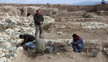 Oluz Höyük kazısında 2 bin 100 yıllık kuş şeklinde asker düdüğü bulundu