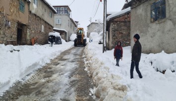 Ege’nin o kenti yeni yılı karla karşılıyor: Yarım metreyi aşan bölgeler var