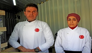 Depremzede aile Çeşme'de poğaça-börek satarak hayata tutundu