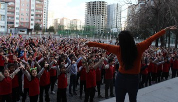 Bu okulda öğrenciler derslerine oynayarak giriyorlar