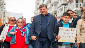 Başkan Tugay 2. İzmir Otizm Yürüyüşü'ne katıldı