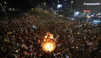 İsrail Meclisi önünde binlerce kişiden ateşkes protestosu