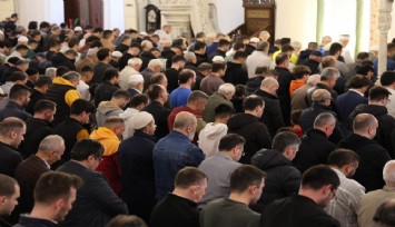 Tarihi Hisar Cami'de bayram namazı