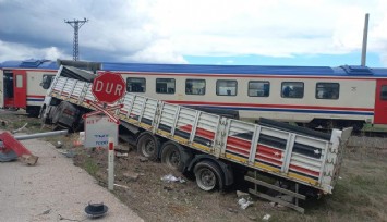 Afyonkarahisar'da mahsur kalan tıra tren çarptı