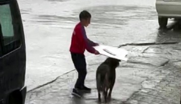 İstanbul'da küçük çocuktan yağmur altında insanlık dersi