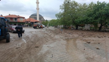 Afyonkarahisar’da sağanak yağış yer parkelerini yerinden söktü