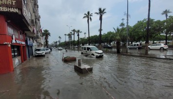 İskenderun yine sular altında: Yollar göle döndü