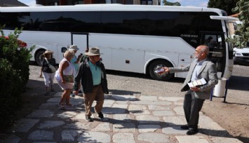 Turistlere İslam’ı anlatan şehit babası imama “iyilik” ödülü