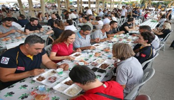 Başkan Ünsal, emekçilerle bayram sofrasını paylaştı