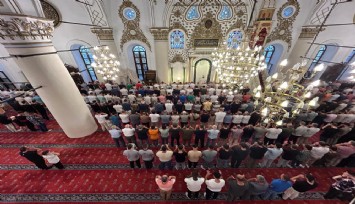 İzmirliler bayram namazı için camilere akın etti