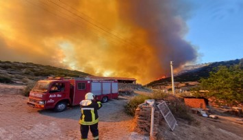 Manisa'da yangına müdahale sürüyor: 300 hektar alan ile evler zarar gördü