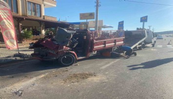 Çanakkale'de kamyonet önce otomobile ardından tıra çarptı: 2 kişi hayatını kaybetti