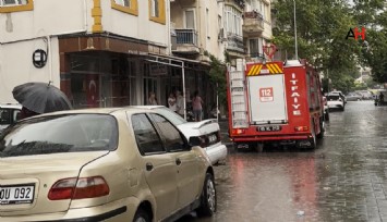 Akhisar’da apartmanın çatısına yıldırım düştü