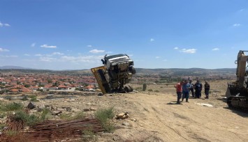 Kula'da moloz boşaltan kamyon havada asılı kaldı