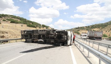 Manisa'da tır yan yattı, yol 3 saat kapalı kaldı