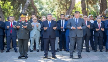 Başkan Tugay’dan şehitlerin kabrine karanfil