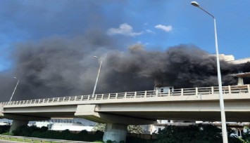 İzmir’de Bornova-Karşıyaka ayrımında yangın:  Anayolun dibindeki binadan yükselen dumanlar sürücülere zor anlar yaşattı