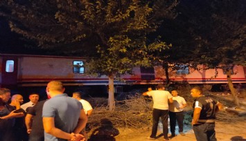 Manisa'da yolcu treninin çarptığı 2 kişi yaralandı  