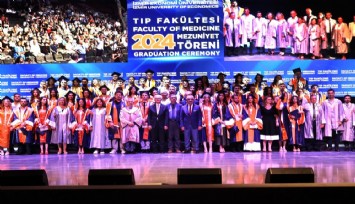 İEÜ'lü genç hekimler diplomalarına kavuştu