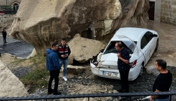 Kapadokya’yı sel vurdu: Kopan kayalar 3 araçta hasara neden oldu