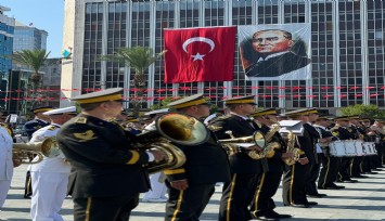 İzmir'de büyük zaferin 102. yılı kutlanıyor: Bayram coşkusu Cumhuriyet Meydanı'nda