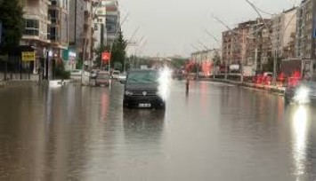 Uşak’ta sağanak yağış yolları göle çevirdi