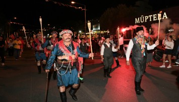 Kuşadası'nda 250 metrelik dev Türk Bayrağı açıldı