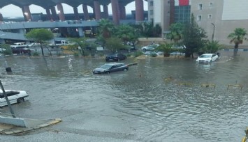 İzmir'i sağanak vurdu