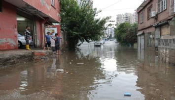 Adana'da şiddetli yağış: Vatandaşlar kayıkla gezdi