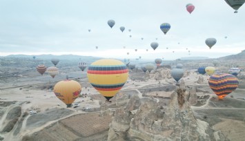 Kapadokya’da turistler 2025'in ilk gün doğumunu sıcak hava balonlarında izledi