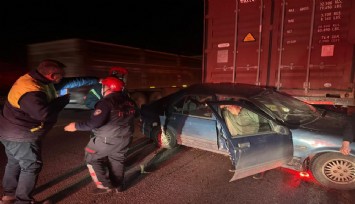 Aracıyla yol kenarındaki tıra çarptı: 2 ağır yaralı