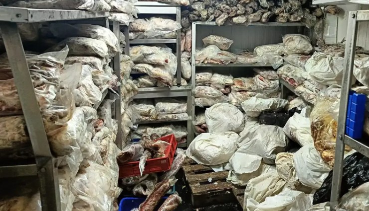 Konak'ta gıda skandalı: Bozulmuş etler ve balıklar bulundu, 2.8 ton et ve 1 ton balık imha edildi