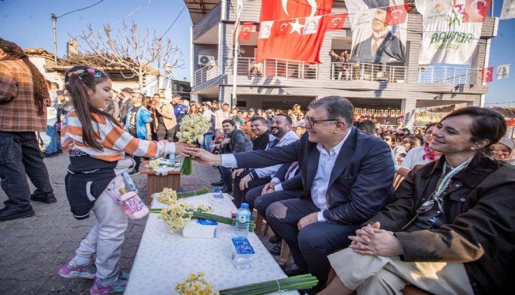 Çiçeğin başkenti Bayındır festivalle renklendi:  Üreticilerden Başkan Tugay'a 'destek' teşekkürü