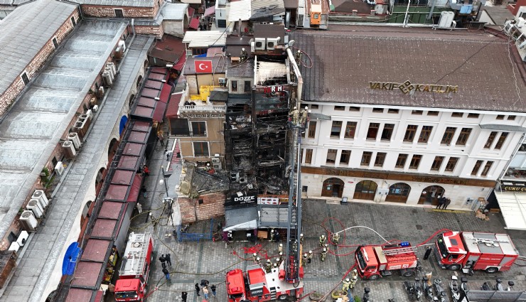 Eminönü'nde 5 katlı restoran küle döndü