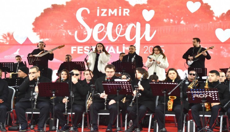 İzmir'de Sevgi Festivali kalpleri ısıttı