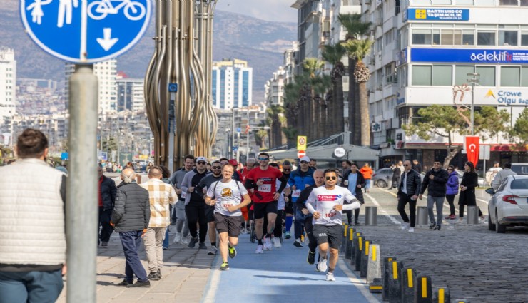 Konak’ta ‘Sevdiğine Koş’ ile her adım sevgiye atıldı