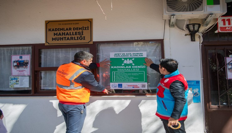 Kuşadası'nda afet toplanma alanlarıyla ilgili afişli bilgilendirme