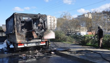 Manisa'da seyir halindeki mobil lokma aracı yandı