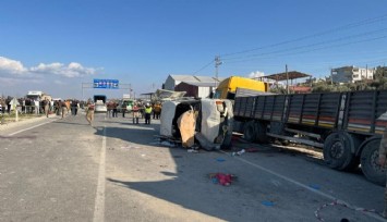 Hatay’da katliam gibi kaza: Yolcu servisi park halindeki tıra çarptı, 6 ölü, 8 yaralı