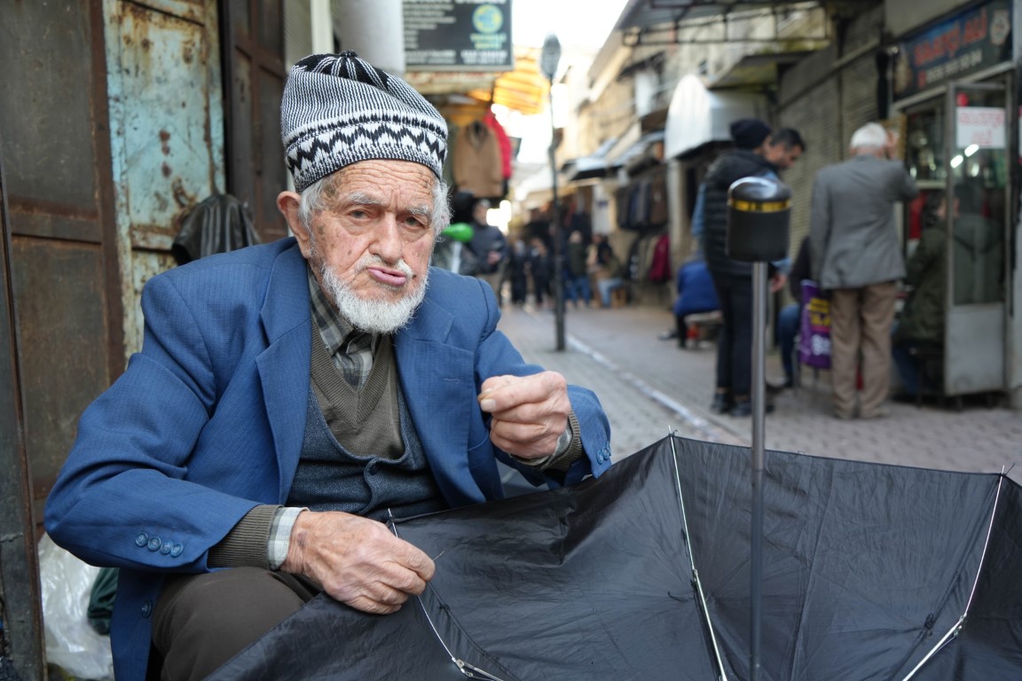 94 yaşındaki şemsiye tamircisinin başında kuyruk oluyorlar